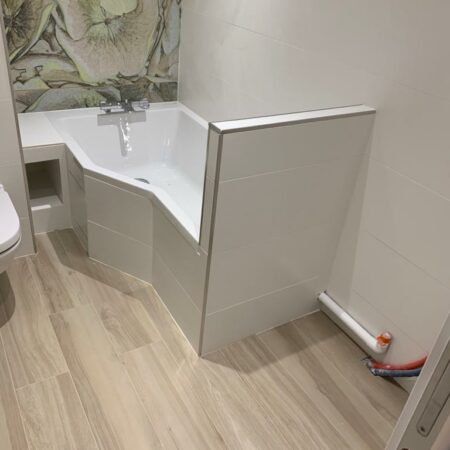 Rénovation complète de salle de bain moderne en Île-de-France