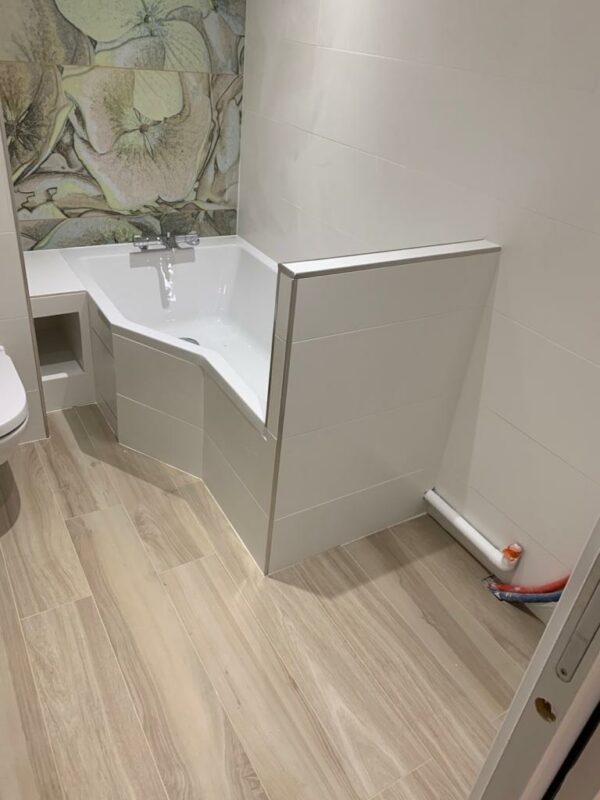 Rénovation complète de salle de bain moderne en Île-de-France