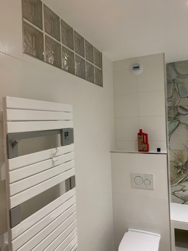 Rénovation complète de salle de bain moderne en Île-de-France